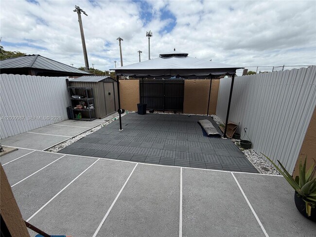 Building Photo - 857 W 41st St