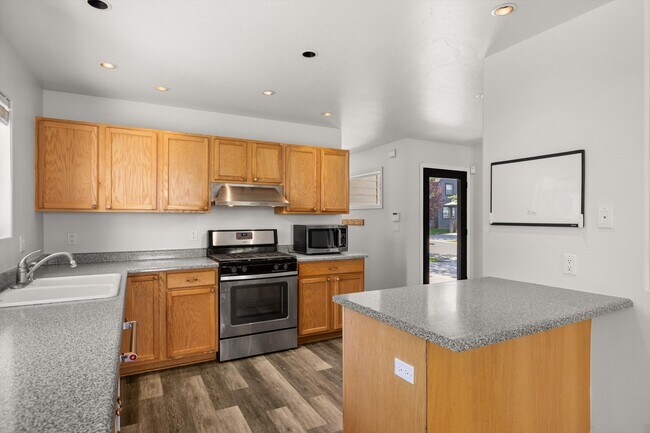 Building Photo - 528 Lake Ct