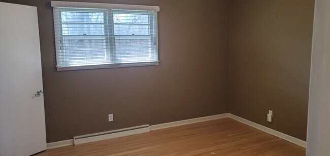 Building Photo - 4 bd, 2 ba, old SW Columbia, corner lot, great shape, fenced, hardwoods, W/D