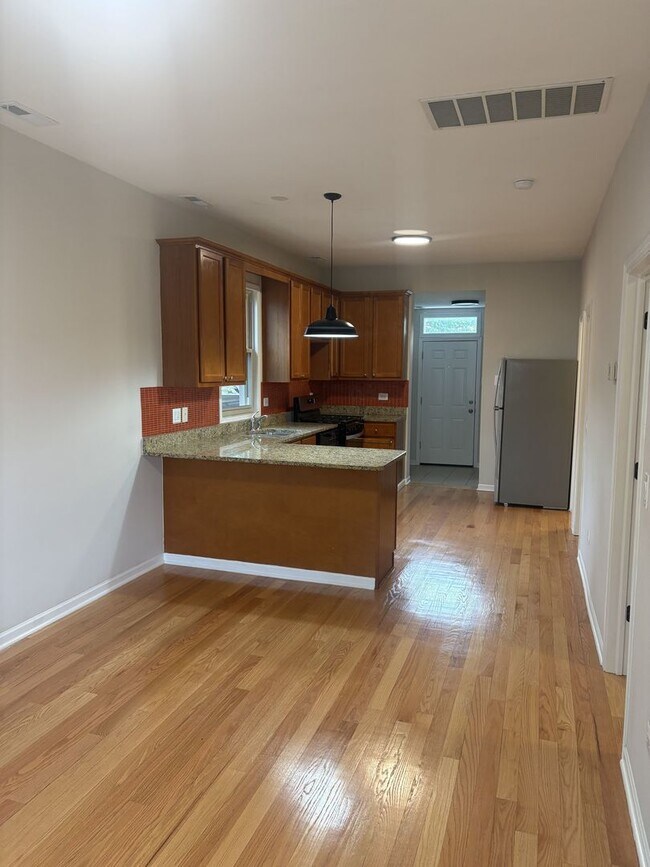 Building Photo - 6834 S Dorchester Ave