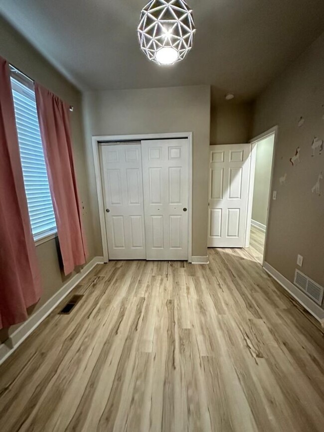 Building Photo - Lovely Townhouse in Great Location