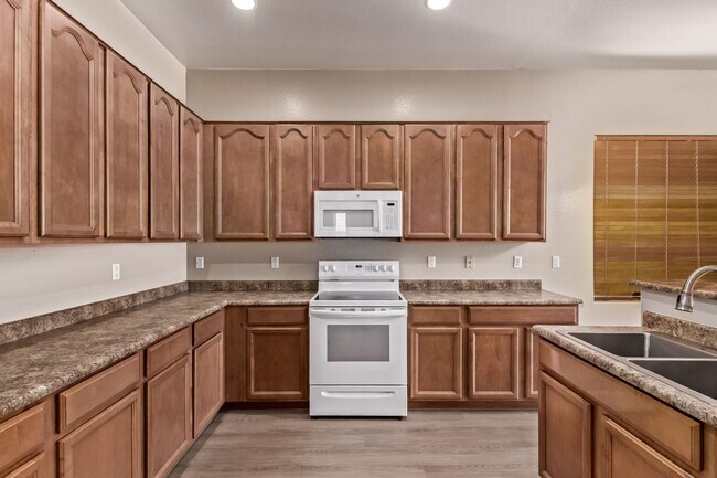 Building Photo - Single Story Large open floor plan home