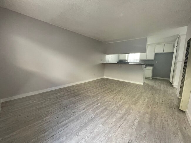Building Photo - Spacious and Bright Upper Level Unit Ready For Move In!
