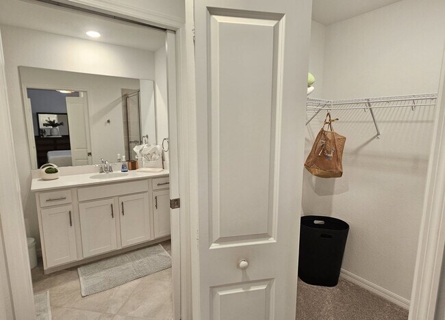 Building Photo - Annual UNFURNISHED or FURNISHED for your convenience: 2 Bedroom 2 Bathroom 2nd Floor Elevator acc...