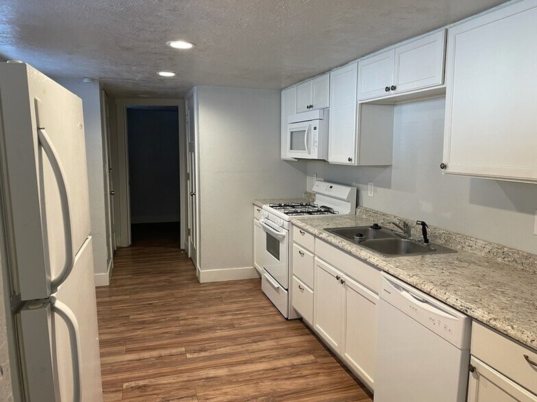 Building Photo - 848 600 W