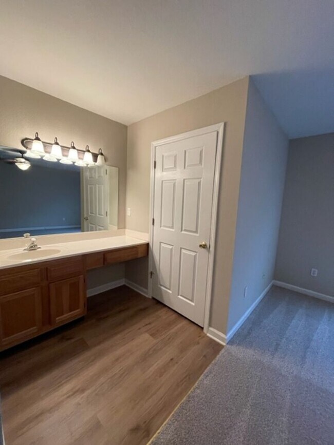 Building Photo - South Knoxville, 2 bedroom condo, 2 car garage Text or Call Debra Johnson 865-591-8281