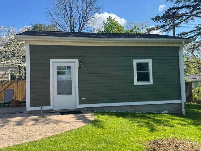 Building Photo - Fully Updated 3 Bedroom - 1 bathroom home - $2,900