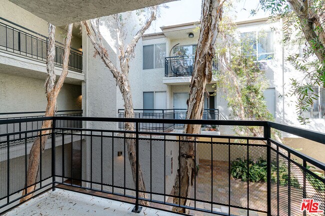 Building Photo - 1352 S Carmelina Ave