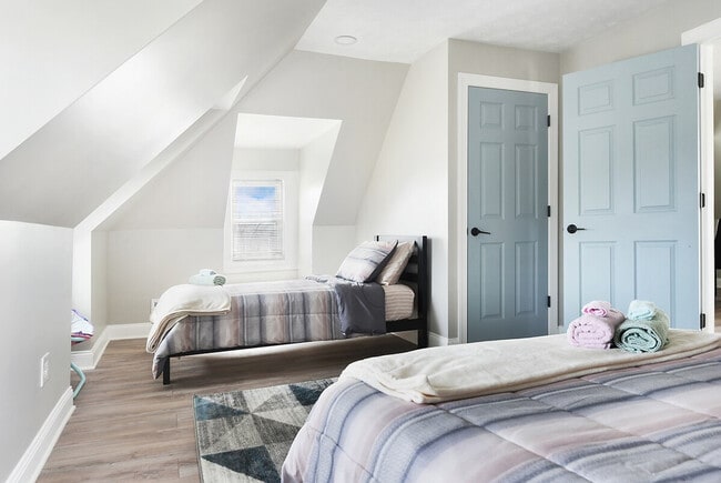 Building Photo - 444 Oneida St