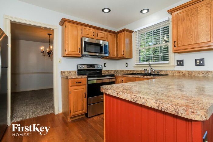 Building Photo - 5130 Lakeside Dr