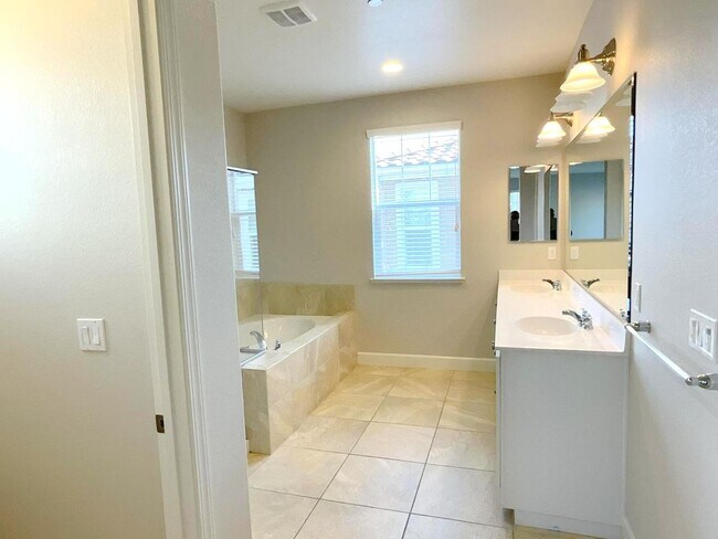 Building Photo - 4807 Valerio St