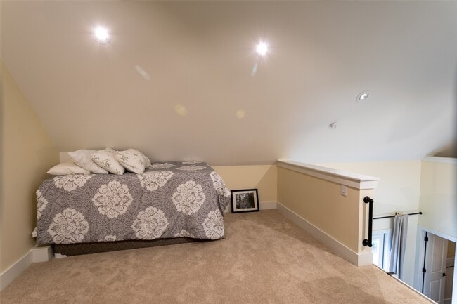 Building Photo - 404 N Meyersville Rd