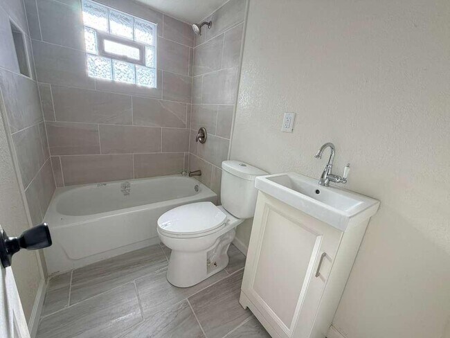 Building Photo - 653A W Bruce St - ?? EKO Homes | 2Bed, 1bath