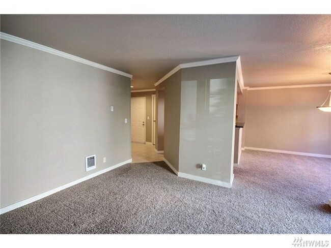 Building Photo - 2 Bed 1 Bath Condo in Remodeled Esplanade ...