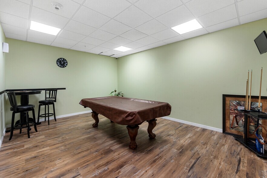 Game room - 2947 S Atlantic Ave