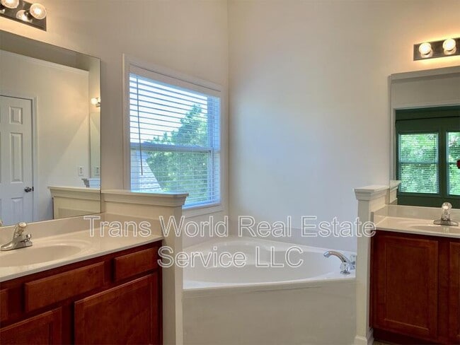 Building Photo - 2202 Jasmine Glen Dr