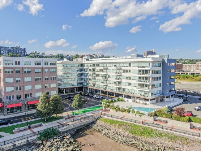 Building Photo - 1/Bedroom at Edgewater's top waterfront lo...