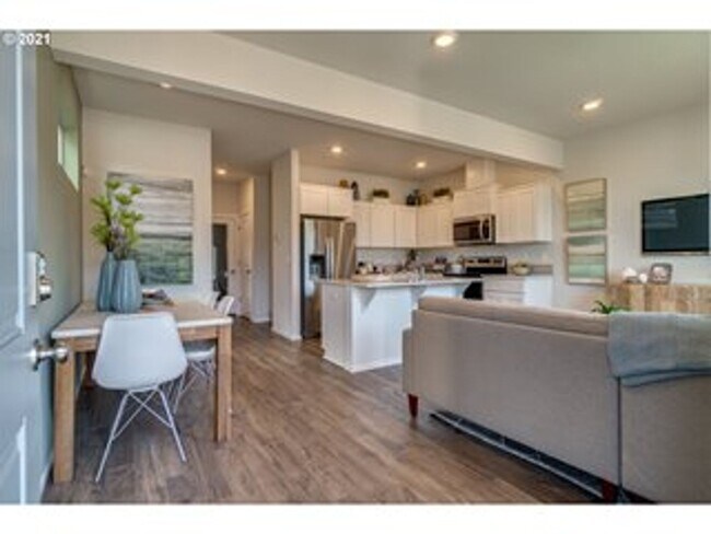 Building Photo - 3 Bed 2.5 Bath Home in Vancouver! Stainles...