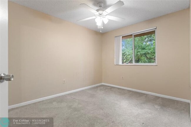 Building Photo - 640 N University Dr