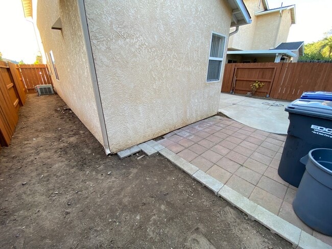 Building Photo - Beautiful 3 Bedrooms in Granite Hills