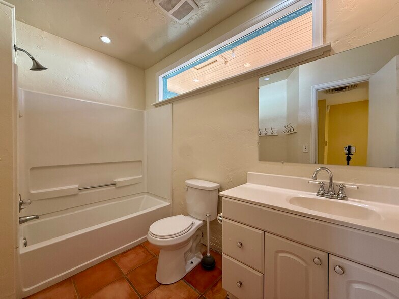 Building Photo - 909 Ouray Ave