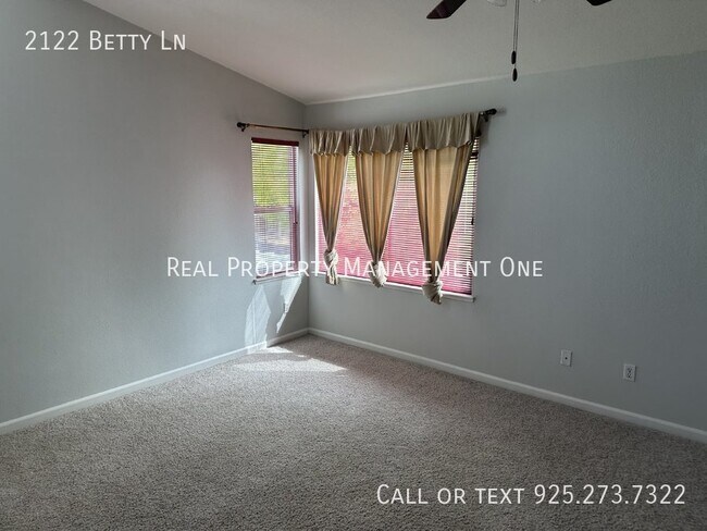 Building Photo - 2122 Betty Ln