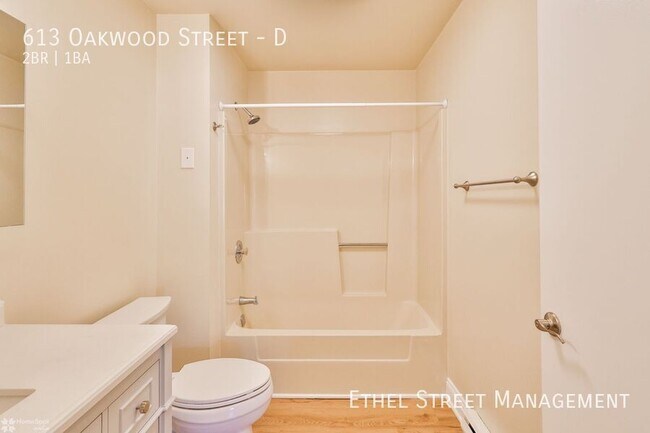 Building Photo - 613 Oakwood St