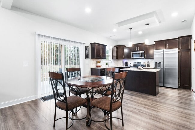 Building Photo - Pet Friendly Three Bedroom!
