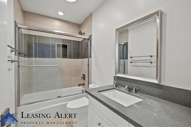 Building Photo - 1957 1/2 Vista Del Mar Ave