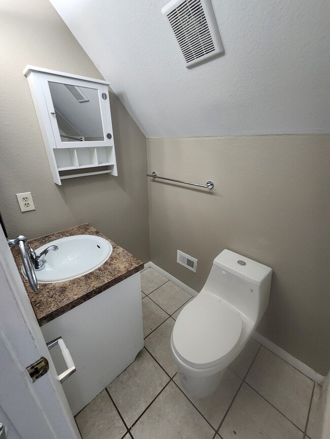 Building Photo - 3 bed 2 bath 2 story townhome, 1 carport