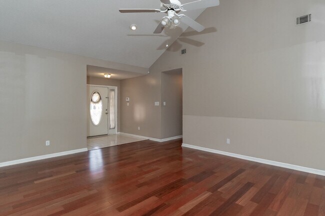 Building Photo - Beautiful 4 Bedroom, 2 Bath home with Large Yard