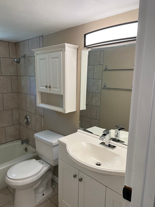 Building Photo - 918 Badger Ln