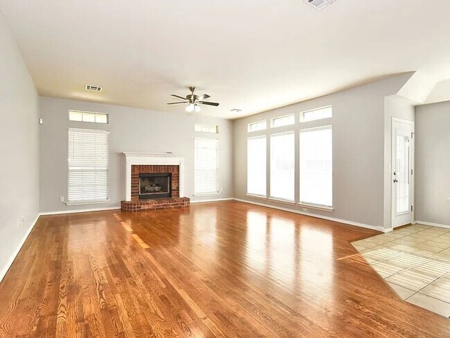 Building Photo - Beautiful 4 Bed 2.5 Bath Property in South...