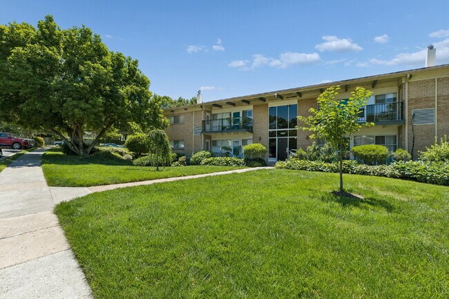 Building Photo - Location, Location, Location! Move-in ready, Offers 2 beds and 1 bed