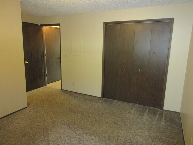 Building Photo - Updated, Spacious One Bedroom