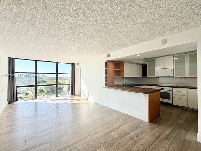 Building Photo - 1000 Parkview Dr