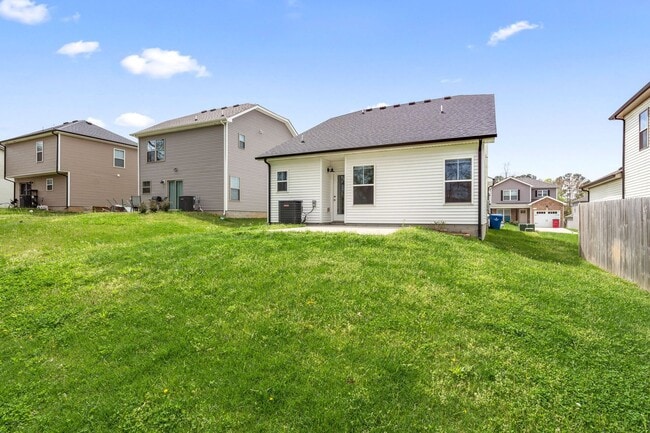 Building Photo - Dog Friendly Three Bedroom!