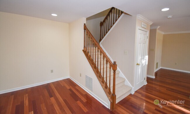 Building Photo - End Unit Townhome in Warrington Hunt community with 2 car garage!