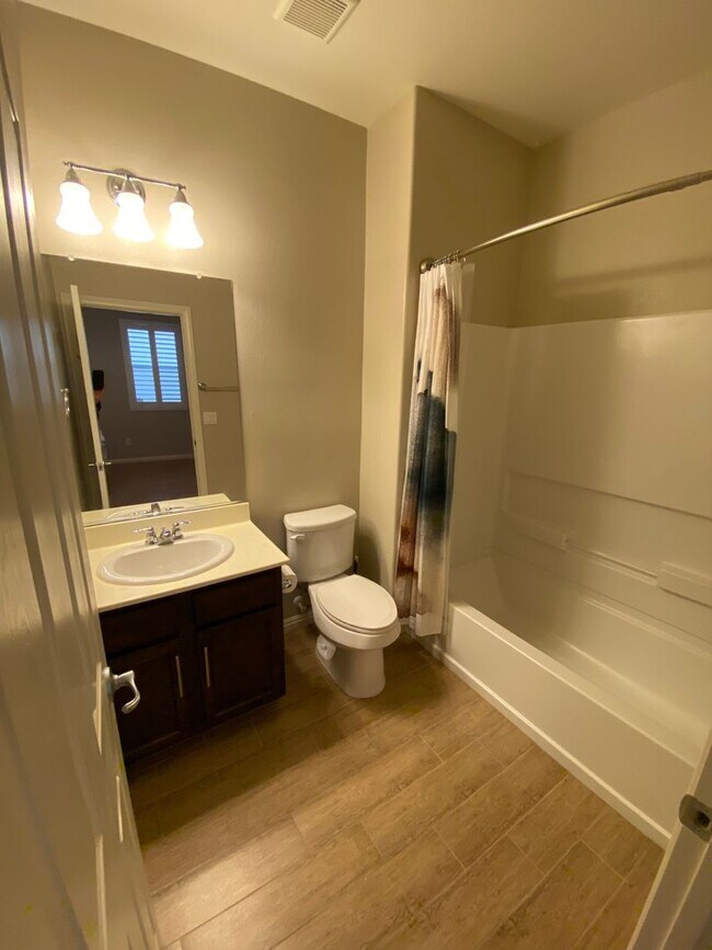 Building Photo - Wonderful 3 bed/3 bath home located in N. Las Vegas