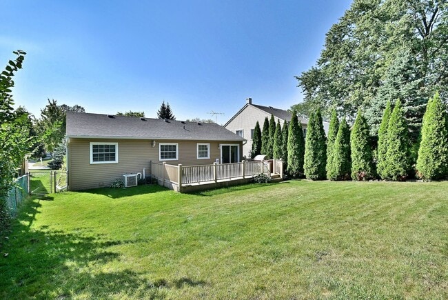 Building Photo - 714 N Lakeside Dr