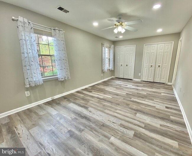 Building Photo - 10323 Hampshire Green Ave