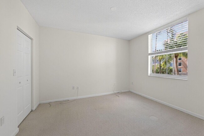 Building Photo - 720 S Sapodilla Ave