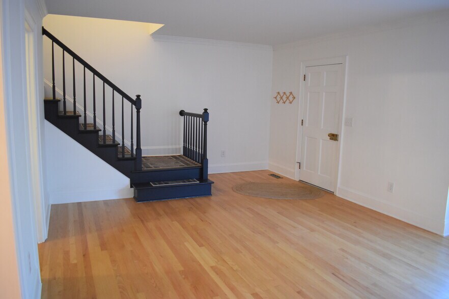 Building Photo - 2720 Oleander Dr