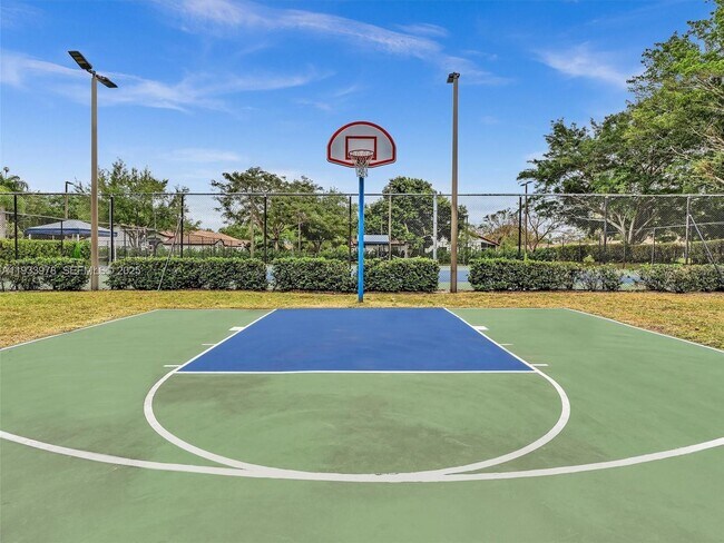 Building Photo - 8520 Vía Romana