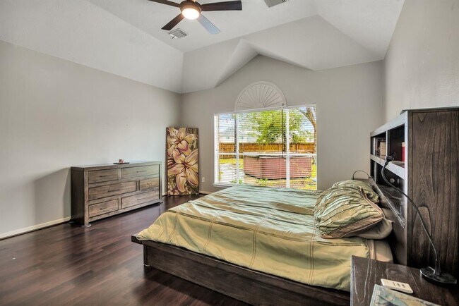 Building Photo - 301 Oak Creek Ln