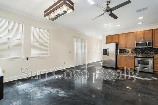 Building Photo - 113 S Packwood Ave