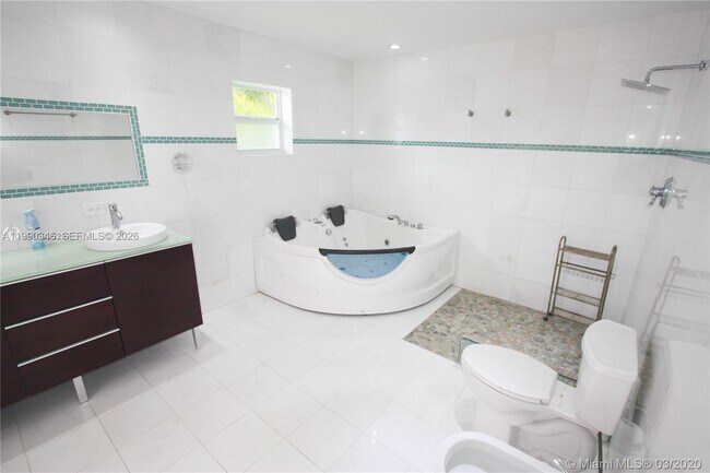 Building Photo - 3406 NE 168th St