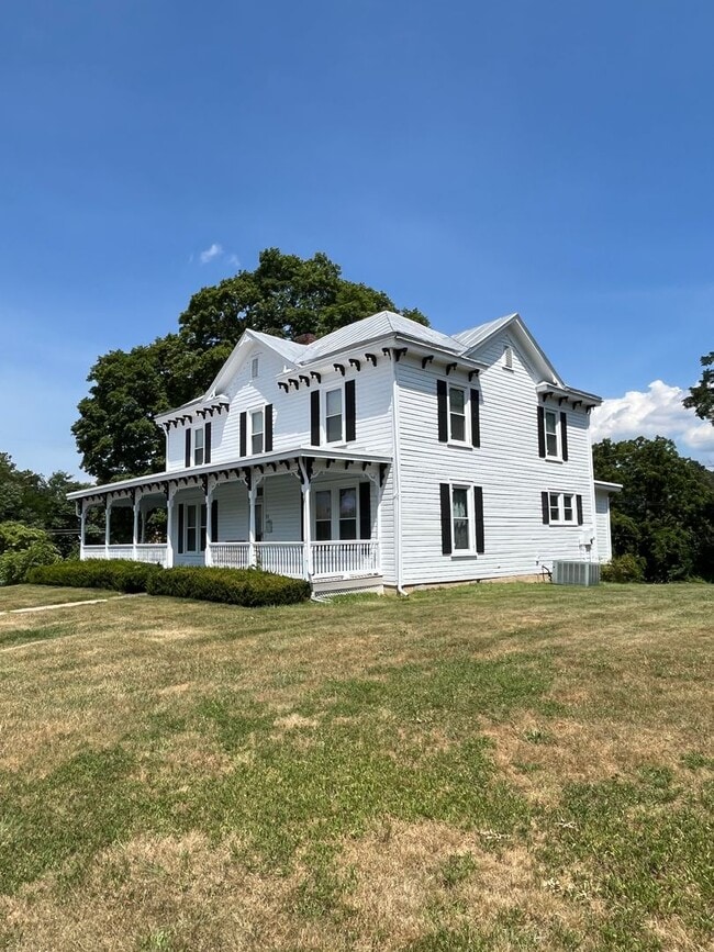 Building Photo - Beautiful 4-bedroom Farmhouse in Raphine a...