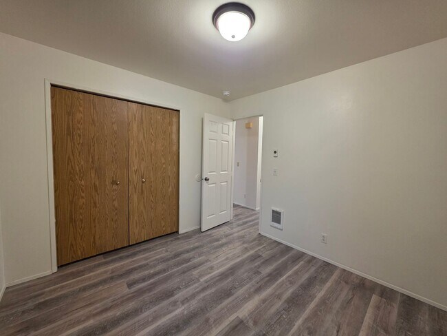 Building Photo - 00136/00137