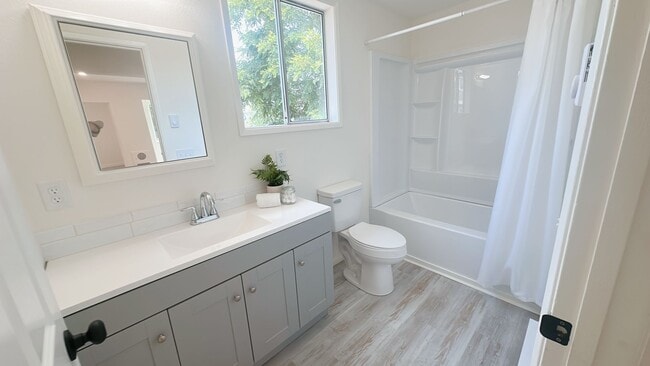Building Photo - Classic 5bdrm/1.5 bath High St house with ...